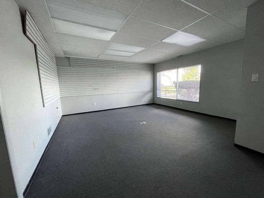 Industrial/Flex: 705 Greenway Dr, Columbus, IN 47201